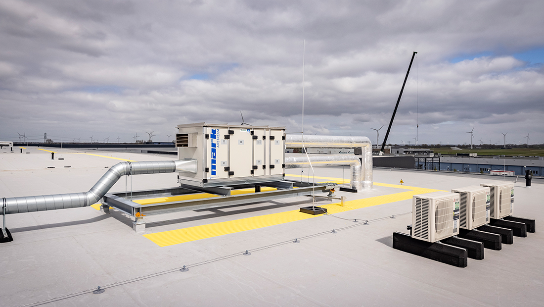 Deux unités Mark AIRSTREAM HWX installées sur le toit du bâtiment assurent la récupération de la chaleur et la ventilation dans les bureaux.